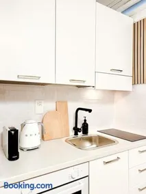 Bright Tiny Studio - Shared Pool & Sauna - Free Parking - Air condition - Image 3