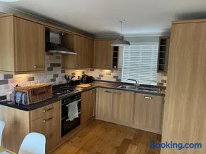Detached, dog friendly, sleeps 4, near the station - Image 2