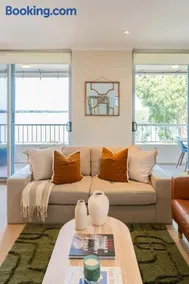Casa Lune Swan River Views, Steps to Blue Boat House and CBD - Image 1