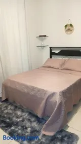Estúdio no Caiçara, Wi-fi, Ar condicionado, TV plana, Vaga de garagem, Banheiro privativo - Image 1