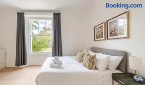 Elegant 2BR Ground-Floor Teddington Flat Modern Comfort - Image 2