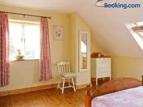 Hollyglen House - Image 3