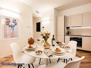 Design Apartment in Iseo Old Town with Private Parking and AC - Image 2