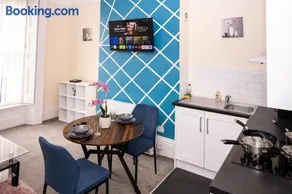 Rugby 1-BR Apt, Parking, City Centre, Sleeps 3 - Image 1