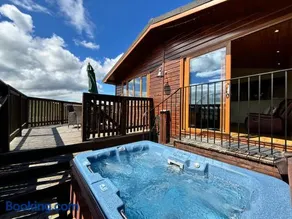 Skylark Lodge with Hot Tub - Image 5
