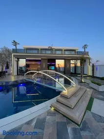 Sueño Luxury Villa - Image 1