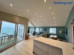 Stylish 3-Bed Seaview Retreat with Balcony - Steps from the Beach - Westward Ho! - Image 2