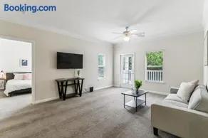 Verandas 1836 I Modern 2Bd I Parking I Pool I Gym - Image 1