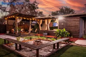 Stylish 4BR with Outdoor Space, Busch Gardens - Renovated - Image 1