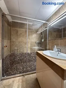Duplex delante del mar con gran terraza y piscina comunitaria - Image 1