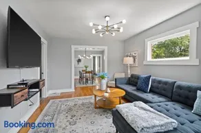 Modern 6BR Near Syracuse U, Destiny & Zoo Sleeps 18 - Image 3