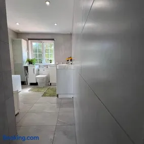 Spacious King En Suite - Image 3
