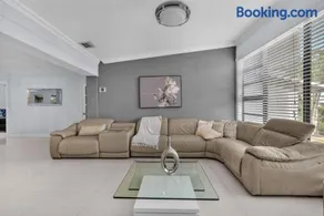 Modern Miami Oversized 3 Bedroom in Central Location - Image 3