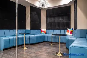 Adams Mansion, 10K Sqft, 7BD/7BA, 15min to Airport - Image 5
