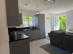 Gatwick 2 Bed Apartments Free Parking - Image 3