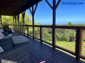Off-Grid Getaway with Ocean Views in Paradise - Image 1