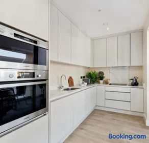 Modern Deluxe Apartment with a Seaview - Image 2