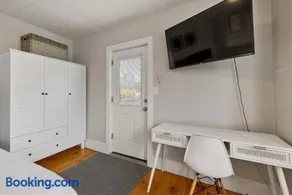 Sleek & Bright 1st Flr Studio Short -Midterm Stays - Image 2
