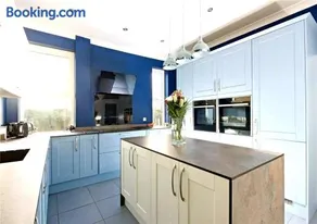 Group Accommodation - Rushden A6 Manor House - Private Gated -Sleeps 15 - Secure Parking - Image 4