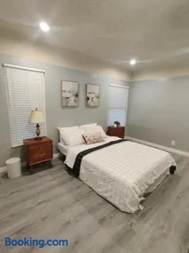 sofi intuit cozy home free parking queen beds - Image 2