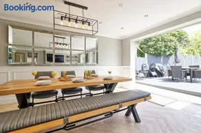 Luxury 5-Bedroom Home Sleeps 11 in Theydon Bois - Image 3