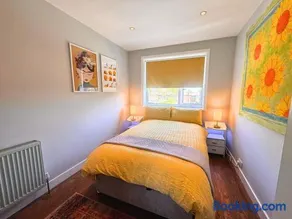 Spacious 4-Bedroom Detached House with Garden & Parking near Underground - Image 5