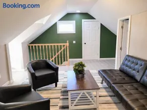 Sweet home, King bed, backyard and parking - Image 3