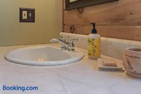 Cozy 3-Bedroom Retreat in Manistee - Image 4