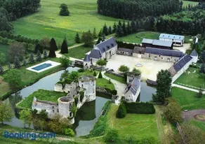 Le vieux château de Hommes - Image 1
