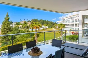 Luxury 3BR Apartment with spa pool - Image 4