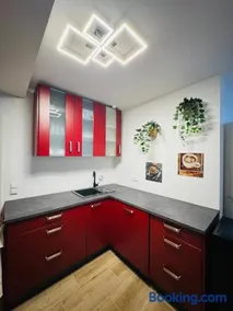 Skylineblick Doppelzimmer in einer 2 Zimmer-Ferienwohnung mit Gemeinschaftsbereichen wie Wohn-Küchenbereich sowie Bad und WC - Image 2