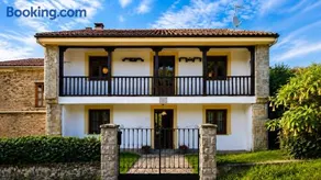 El Joyu Erías | Casa con jardín vallado en Llanes - Image 1