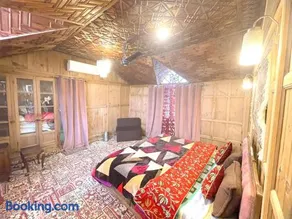 Lucky Kashmir Heritage Houseboat - Image 4