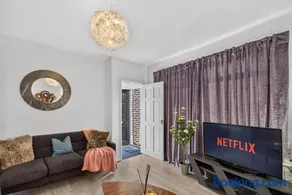 Briarwood Modern 2 Bed House - Games Room, Free Parking, Fast Tram to Centre, Etihad & Fast Wifi! - Image 1