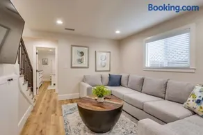 Gorgeous Upgraded 5 Bedroom & 4 Bath Home With Jacuzzi - Image 4