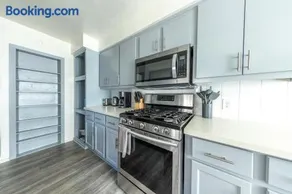 8 Beds Home with 4 Car Parking Space - Near DTLB - Image 3