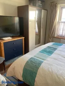 Broxbourne Two-Bedroom Apartment Close To Amenities - Image 5