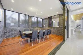 Putney Brand New Luxury House Pool & Waterview - Image 4