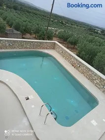 Elegant villa with sea view in Crete - Image 2