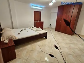 JASMINE HOUSE Potos - Image 1