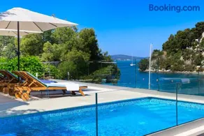 VILLA PHILIPPA - luxurious five-room villa - idyllic location - first row to the sea - spectacular view of the sea bay - unforgettable sunsets - 15 minutes from Supetar ferry port - free parking - private heated pool - Image 2