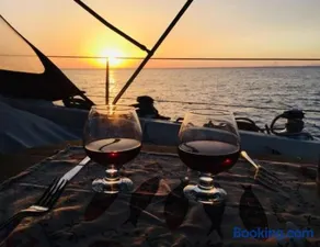 Magnificent sailboat with free parking for cars - Image 1