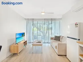 Blue on Blue Deluxe King or Twin room, steps from ferry, amazing pool, wifi - Image 3