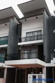 Big Terrace House for 14 Guests with Free WiFi and Netflix near Taiping Lake Garden Zoo - Image 2