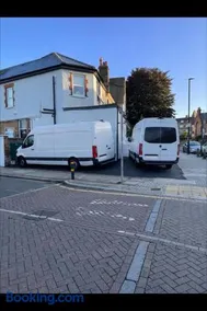 Clapham Common Sleeps 10 Free Parking for 4 Cars and Vans 2 Bed 2 Bath 5 min to Metro Zone 2 - Image 5