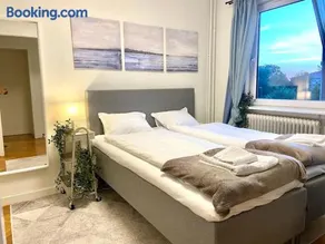central apartment with free parking - Image 3