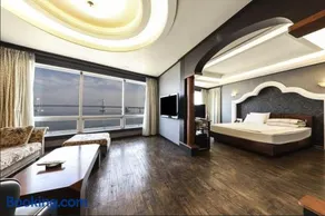 Bridge Hotel - Image 1