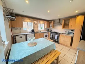Spacious 5BR House Free Parking hatfield - Image 2