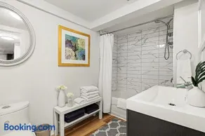 Stylish 2BR Apt with Private Yard - Image 1