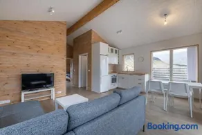 Cozy Modern Cottage Hot Tub & Sauna - Image 1